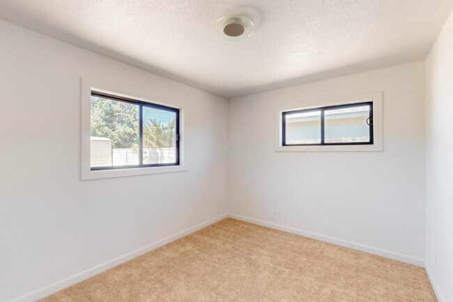 Building Photo - 2227 Inez Dr NE