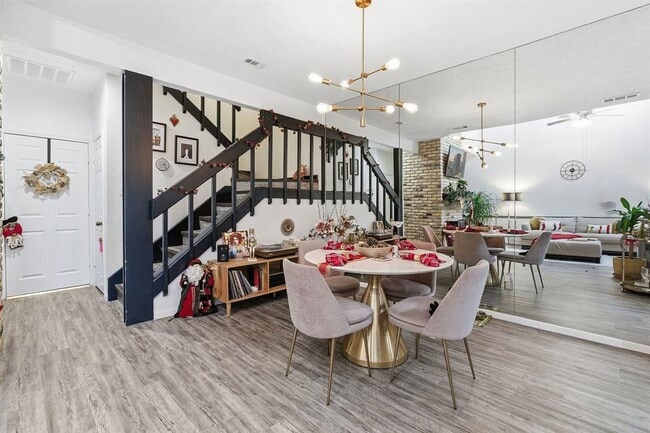 Building Photo - 10819 Crown Colony Dr