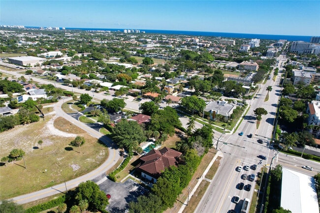 Building Photo - 444 Pine Cir