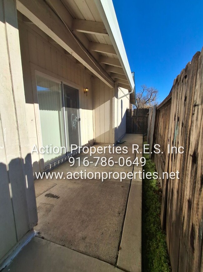 Building Photo - 2 Bed, 2 Bath - 1 Car Garage - Duplex - Pr...