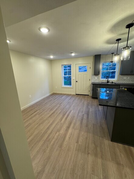 Building Photo - 6 Locust Ave