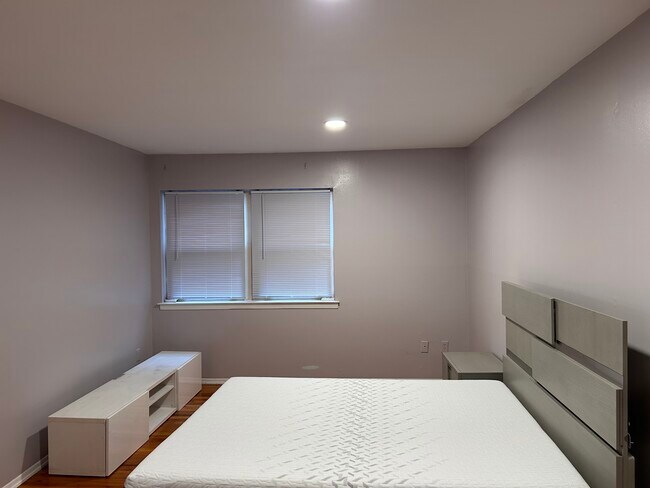 Building Photo - 57 Judson St