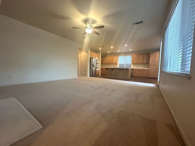 Building Photo - Reduced Price! Spacious 5 Bed, 3 Bath home...