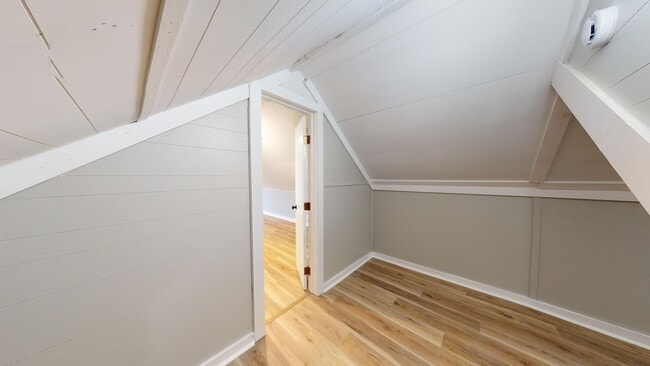Building Photo - 3 Bed Single Family with Huge Kitchen and ...