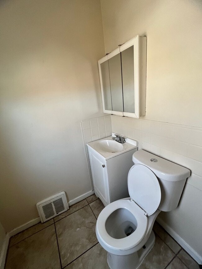 Building Photo - 3 Bedroom Home with 1.5 Bathrooms