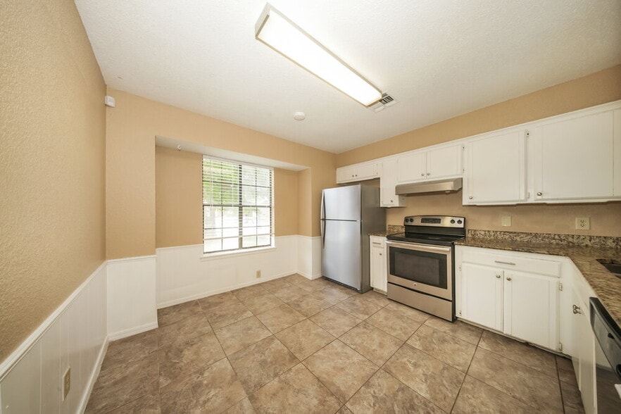 Building Photo - 9705 Oaktree Terrace