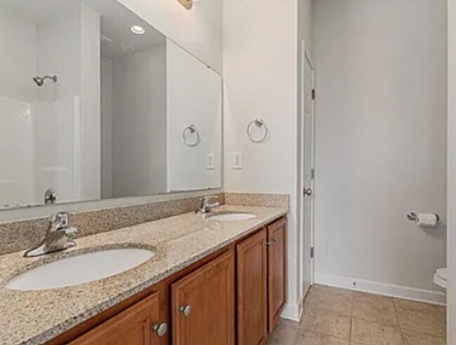 Building Photo - Market Common townhouse with garage!!
