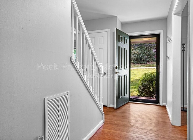 Building Photo - 2353 Shoreham Dr