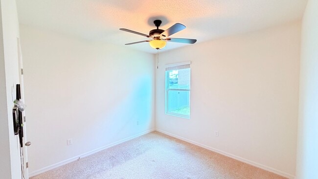 Building Photo - Charming Deltona 4/2 Ready for Move-in!