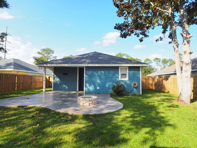 Building Photo - Gulf Shores Cottage close to park and schools!