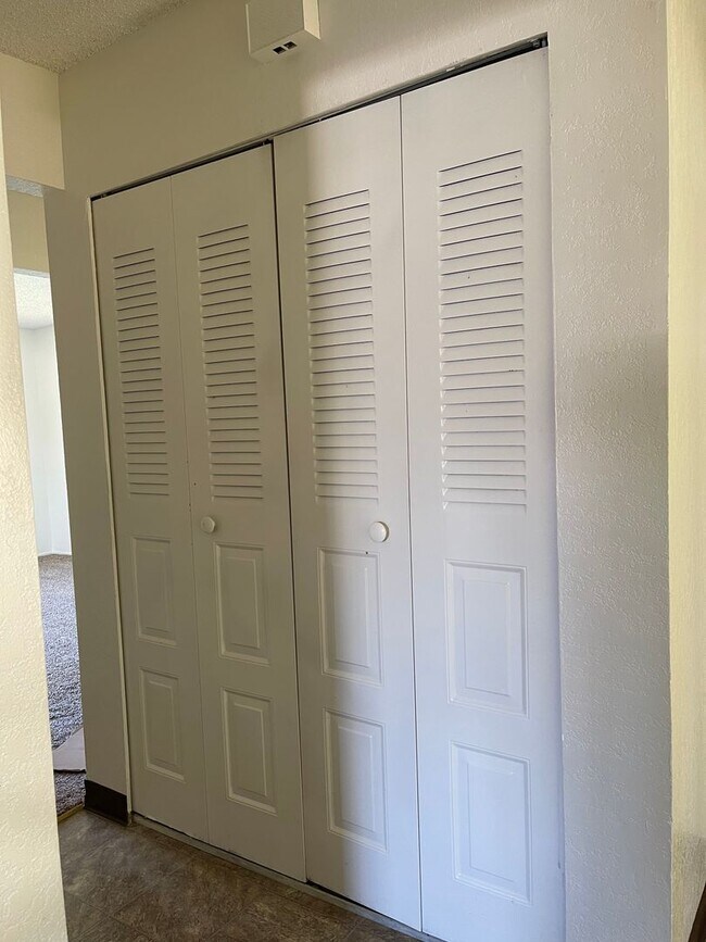 Building Photo - 4 bedroom home in convenient location on Alta Mesa Dr.
