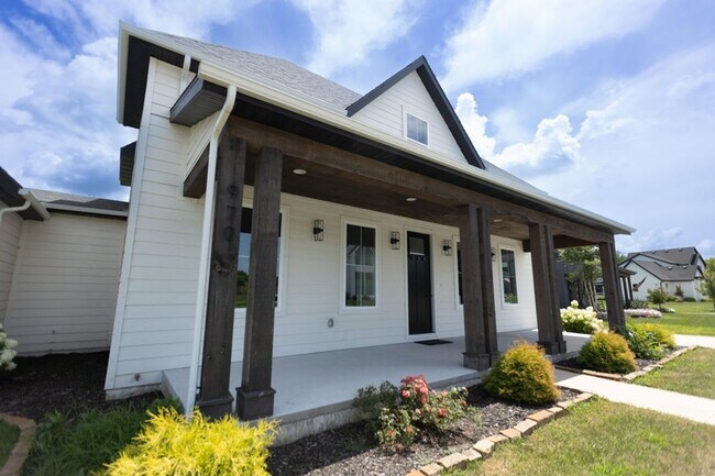 Building Photo - Executive Property located in Republic with a "furnished option" Don't miss this showstopper!!