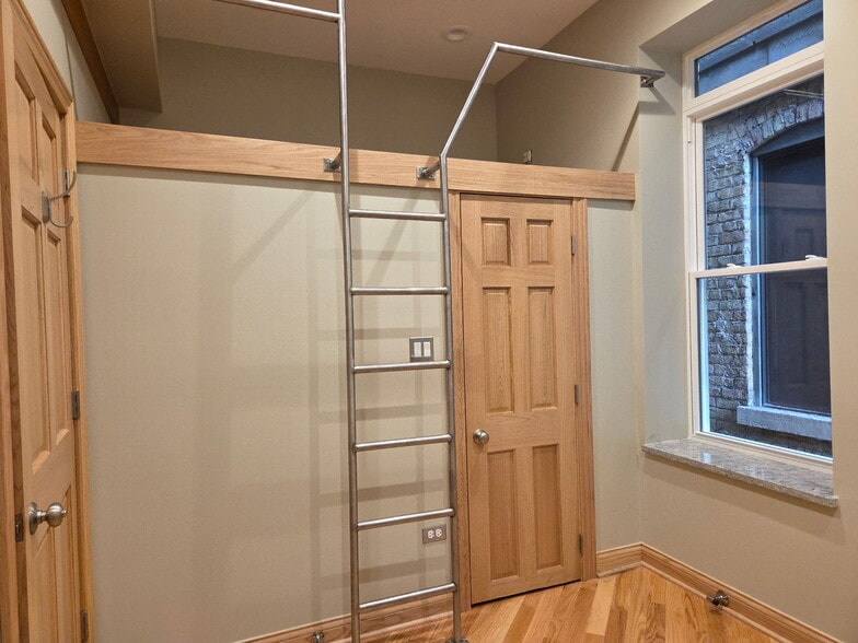 Building Photo - 1909 N Sheffield Ave