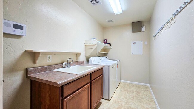 Building Photo - 16141 W Gibson Ln