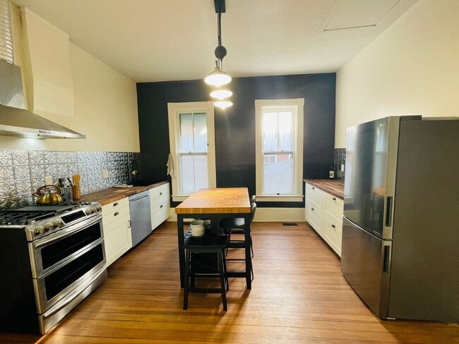 Building Photo - Beautiful Renovated 3 Bed 2 Bath Close to Downtown and UK