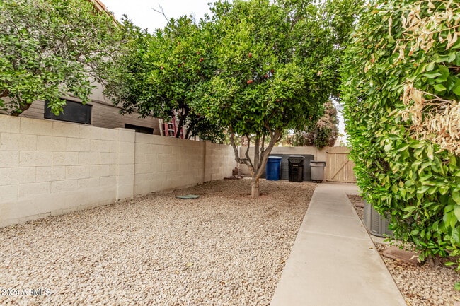 Building Photo - 2555 N Tamarisk St