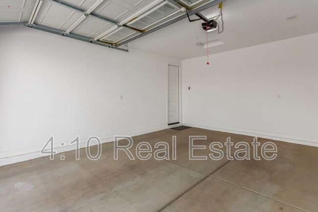 Building Photo - 2222 E Palmdale Ln