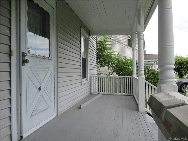 Building Photo - 25 Fairway Dr