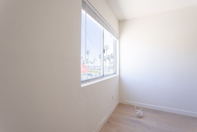 Building Photo - Sunny Venice Boardwalk Studio