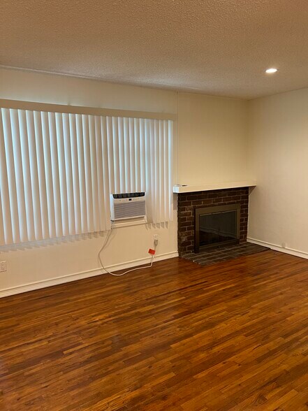 Living room - 1712 Barry Ave