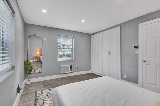 Building Photo - 906 N Riverside Dr