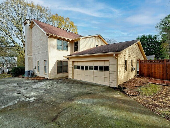 Building Photo - 8950 Carroll Manor Dr