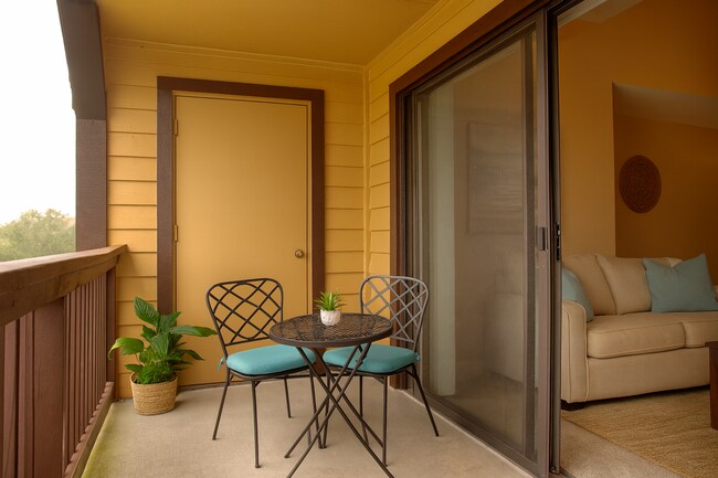 Building Photo - 1/1 3rd Floor with private balcony in gate...