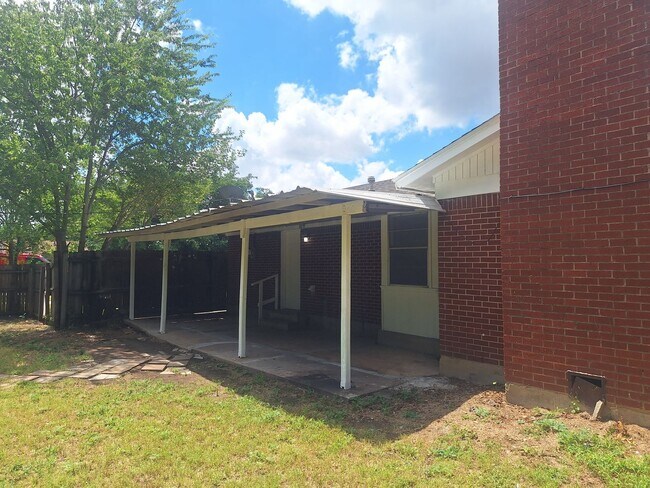 Building Photo - 6005 Barry Dr