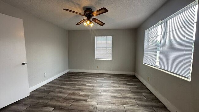 Building Photo - Spacious 3 Bed, 2 Bath Just Minutes from the Beach