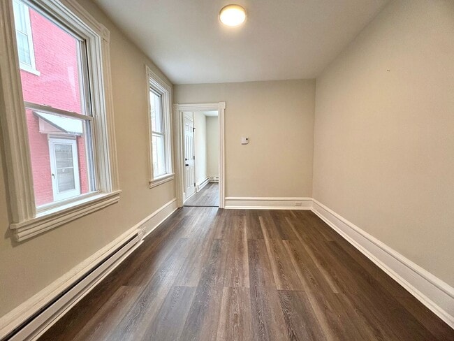 Building Photo - 320 S Ann St