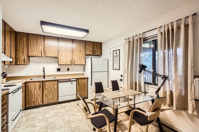 Building Photo - Mission Hills One Bed Condo For Rent! Central Fort Collins!