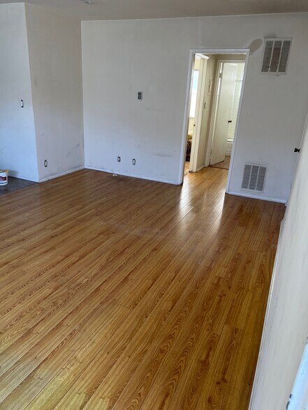 Building Photo - 143 S St Andrews Pl