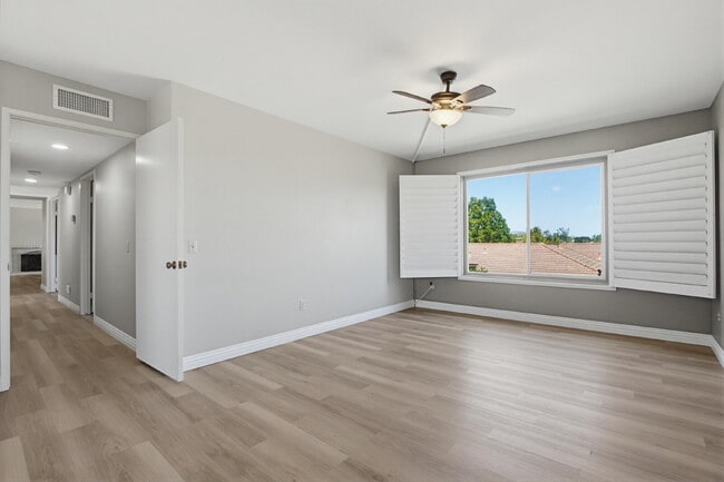 Building Photo - $3,200 - Charming 2-Bedroom + Optional 3rd Bedroom/Office Condo in Desirable Oaks North 55+ Commu...