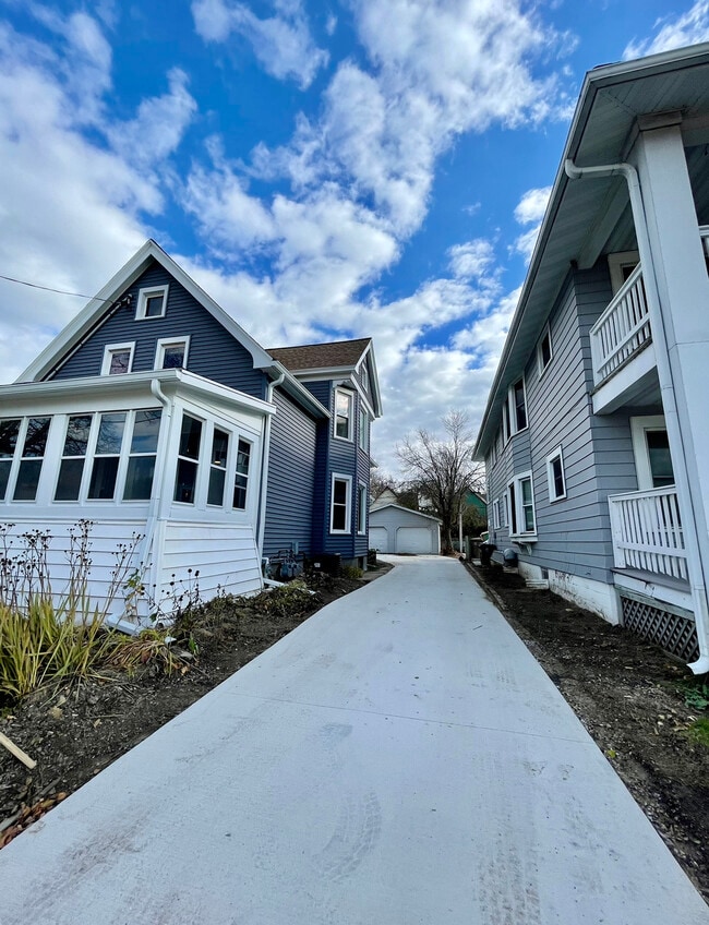 Building Photo - 2049 E Washington Ave