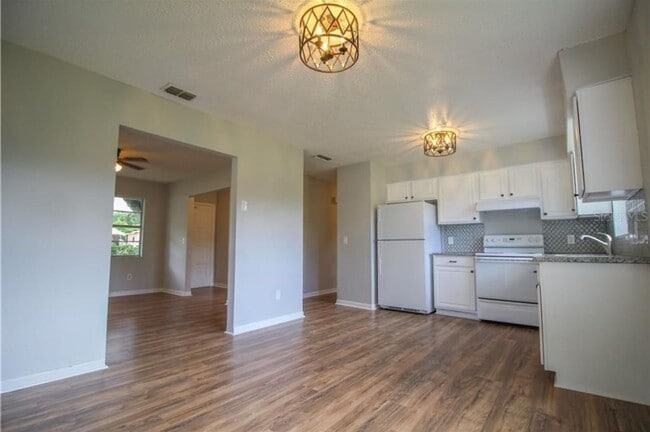 Building Photo - 2 Bedroom / 1.5 Bath home for rent