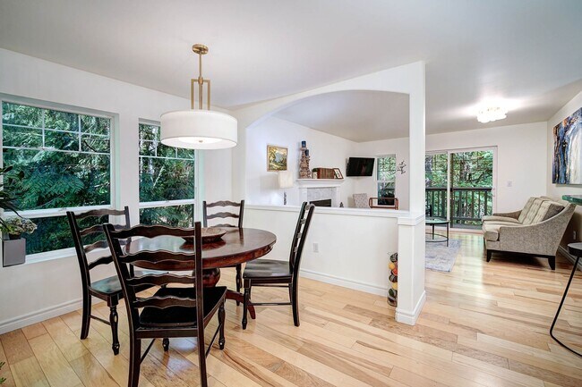 Building Photo - 3Bd/2Ba Issaquah Condo