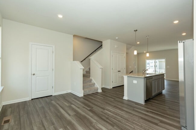 Building Photo - 3 Bed, 2 Full/2 Half Bath, Well Maintained...