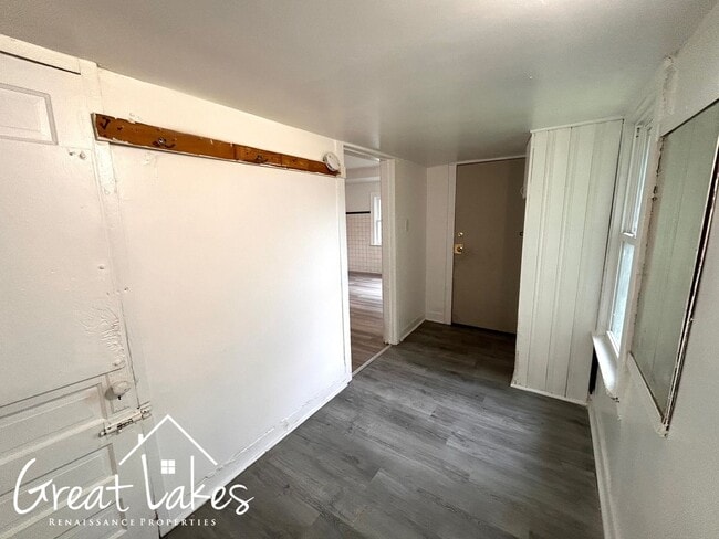 Building Photo - Beautiful 2 Bedroom 1 Bathroom now availab...