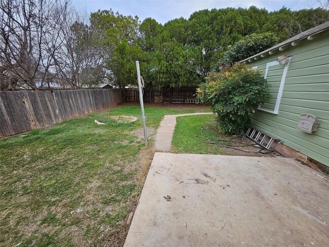 Building Photo - 4 BEDROOM, 2 BATH! CORNER LOT