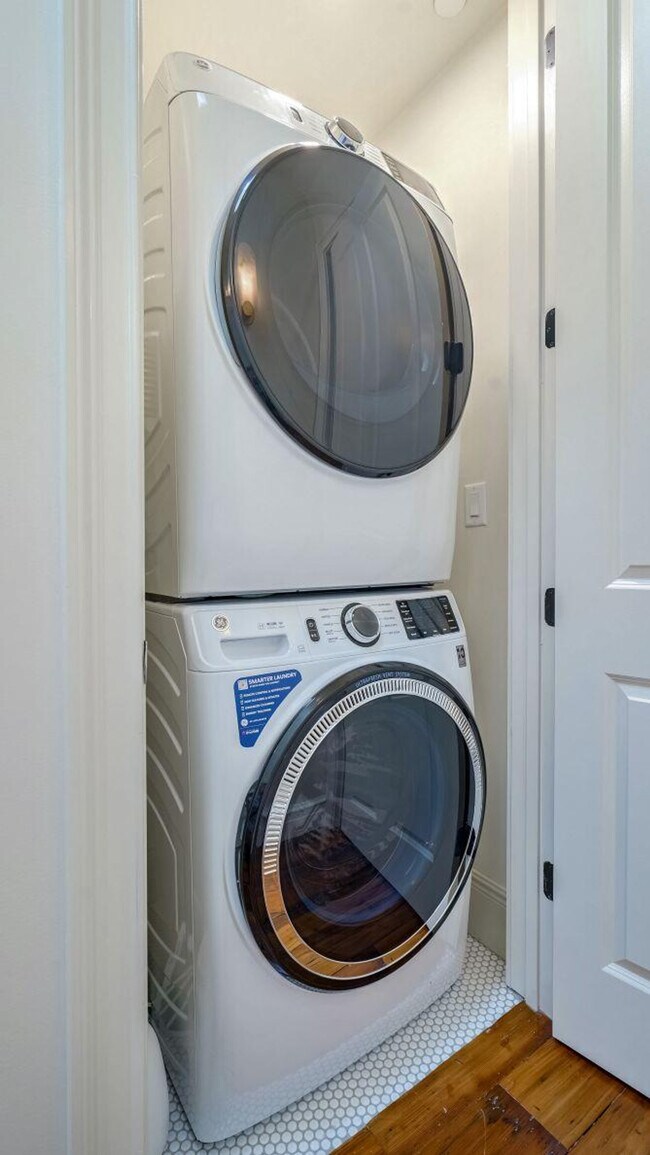 Building Photo - 604 Baronne St