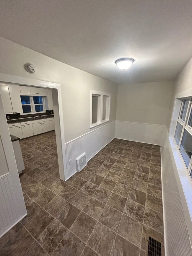 Building Photo - 270 W Pine St NE