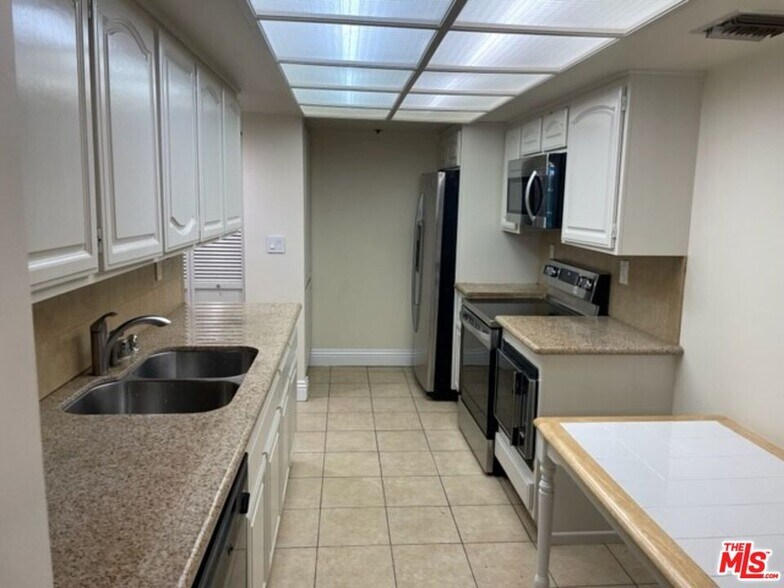 Building Photo - 10660 Wilshire Blvd