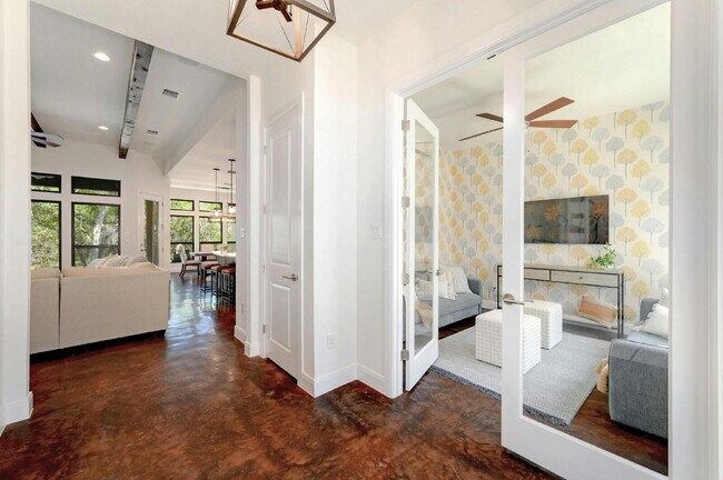 Building Photo - Spacious 4-Bed Oasis at this Canyon Lake Gem!
