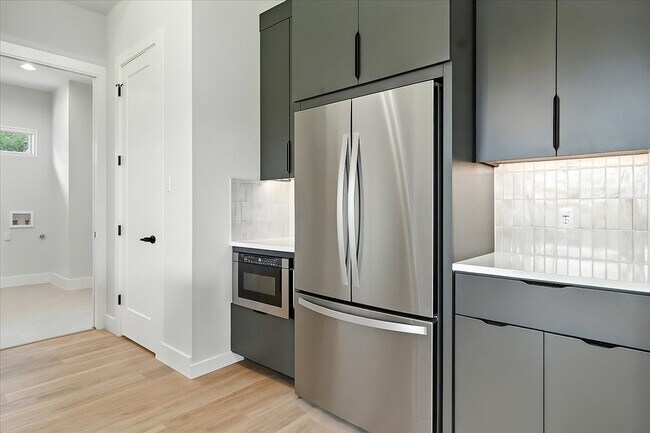 Building Photo - 512 Cowal Dr S