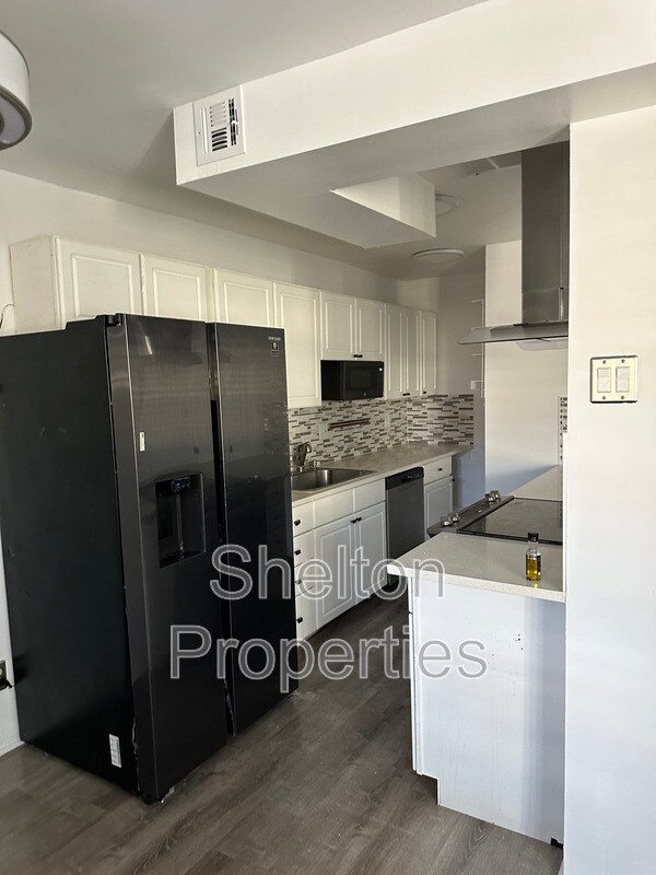 Building Photo - 8029 E Glenrosa Ave