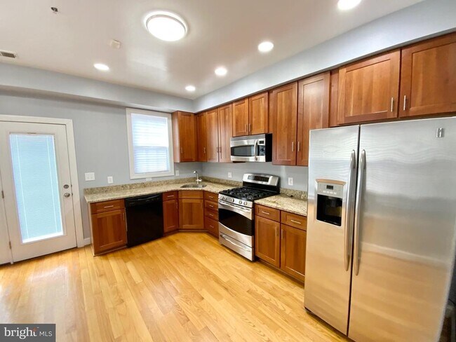 Building Photo - 812 5th St NE