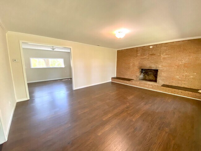Building Photo - 3 Bedroom Home in Seneca, SC