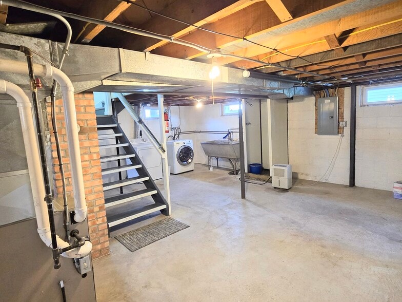 Basement washer/dryer - 920 Erie Ave