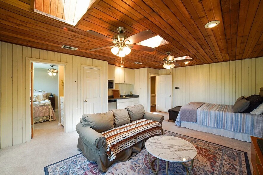 Building Photo - 3069 Summit Dr