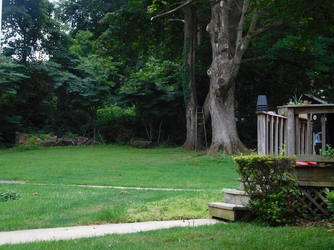 Building Photo - Two-Bedroom House